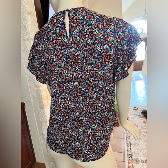CeCe Floral Flutter Sleeve Top Size Medium - Picture 7 of 10